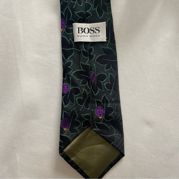 🔔 Hugo boss 100% silk Italian tie green leafs purple lady bugs - Picture 3 of 5